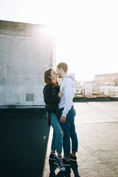 Foto Vertical Para Historias Pareja Joven Abrazándose Besándose Azotea Atardecer —  Fotos de Stock