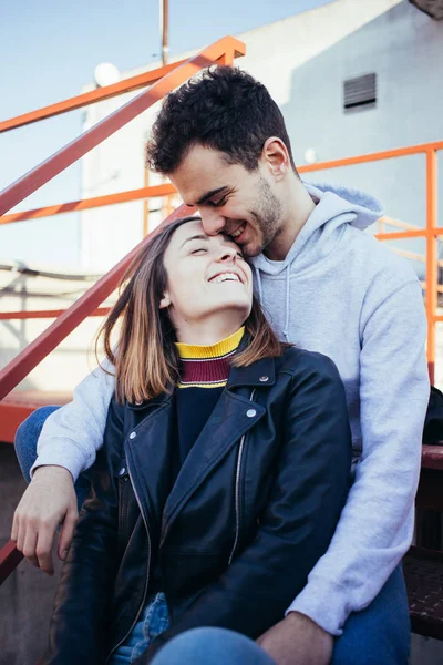 Feliz Sorrindo Rindo Jovem Casal Moda Roupas Modernas Moda Sentar — Fotografia de Stock