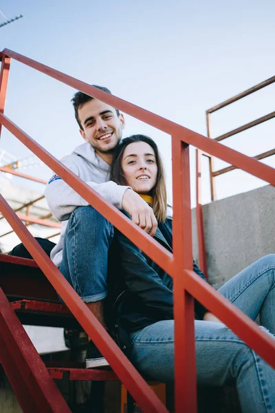 Glücklich Lächelndes Und Lachendes Junges Paar Trendiger Modischer Moderner Kleidung — Stockfoto