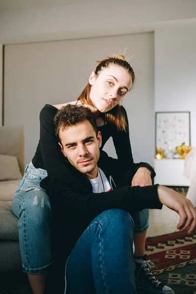 Sério Fresco Elegante Moderno Retrato Casal Posar Dentro Incrível Quarto — Fotografia de Stock