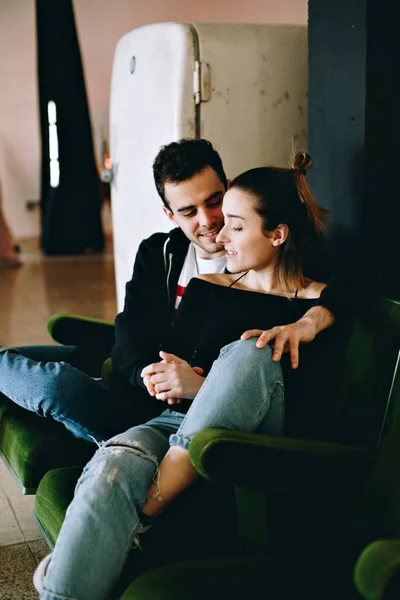 Lovey Bonito Jovem Casal Hipsters Milenares Abraçar Abraçar Sentar Cadeiras — Fotografia de Stock