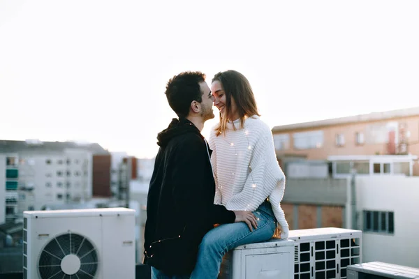 Aranyos Romantikus Pályázati Érzéki Pár Fiatal Felnőttek Napjával Tetőtéri Naplemente — Stock Fotó