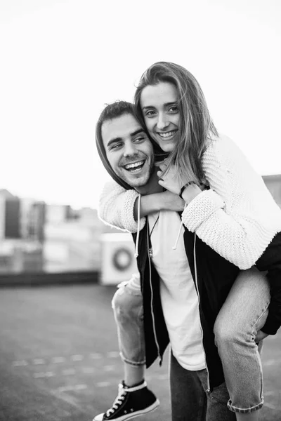 Fiatal Pár Szerelem Bolondok Szórakoztató Tetőtéri Napnyugtakor Nevetni Mosolyog Megcsókolják — Stock Fotó