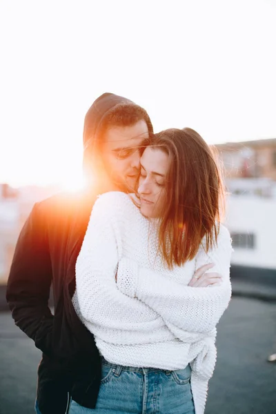 Schön Und Natürlich Echte Hübsche Paar Teenager Oder Millennials Kuscheln — Stockfoto