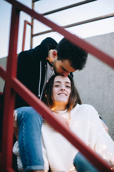 Menina Menino Adolescentes Jovens Adultos Sentam Nas Escadas Saída Incêndio — Fotografia de Stock