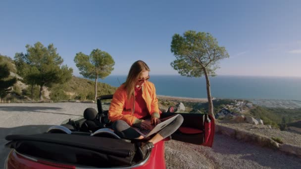 Utazás az élet kabrió autó — Stock videók
