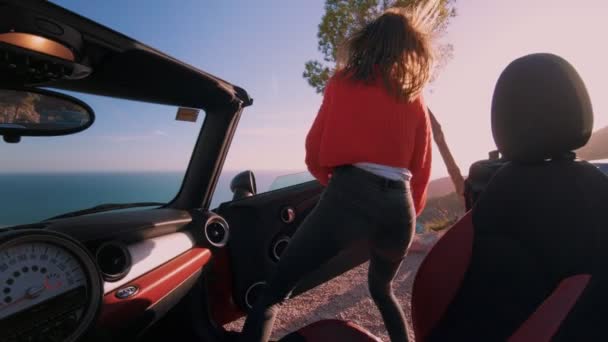 Viajando em carro conversível para a vida — Vídeo de Stock