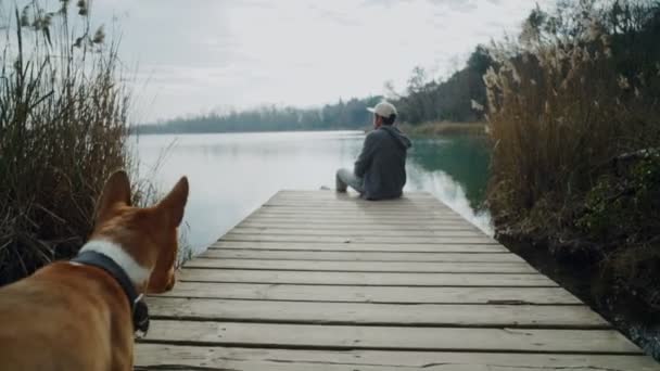 Chilling next to lake with crystal water — Stock Video