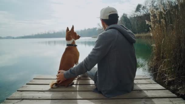 Chilling next to lake with crystal water — Stock Video