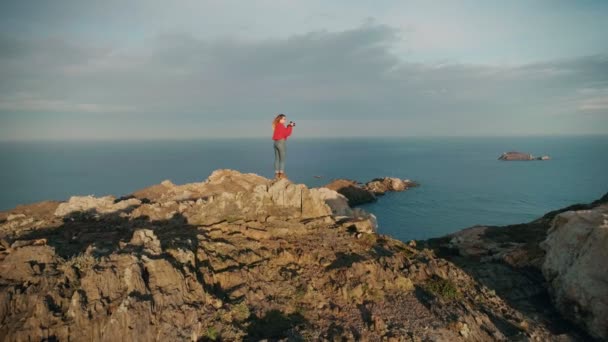 Caminhando sobre fiordes à beira do mundo — Vídeo de Stock