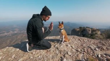 Dağlarda çalıştıran iz