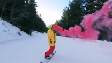 Duman bombası dağ yamacında ile snowboard binici