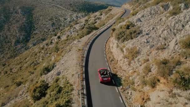 Viajar en coche descapotable, vacaciones en libertad — Vídeo de stock