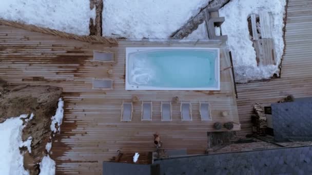Беспилотный снимок открытого бассейна в зимнем отеле — стоковое видео