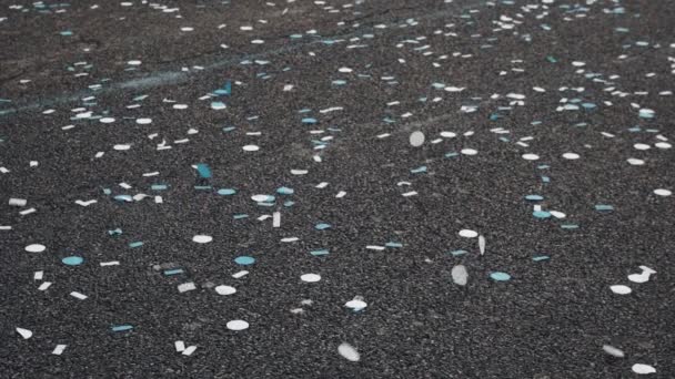 Festival evento ou festa maratona confetti na rua — Vídeo de Stock