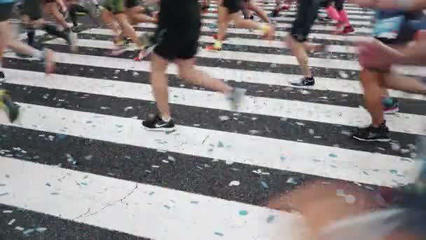 Línea de inicio de maratón con corredores de confeti — Vídeos de Stock