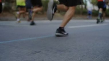 Maraton koşucular tanınmaz şehir sokak üzerinde
