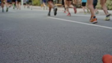 Maraton koşucular tanınmaz şehir sokak üzerinde