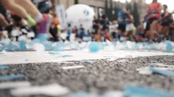 Marathon ligne d'arrivée de départ avec des coureurs confettis — Video