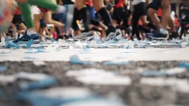 Стартовая финишная черта марафона с бегунами конфетти — стоковое видео