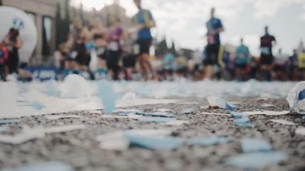 Línea de inicio de maratón con corredores de confeti — Vídeo de stock