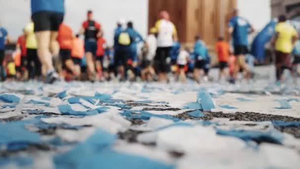 Línea de inicio de maratón con corredores de confeti — Vídeo de stock