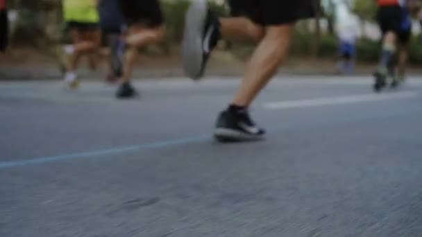 Marathon runners unrecognizable on city street — Stock Video