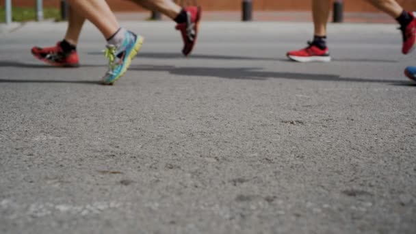 Maratonlöpare som oigenkännlig på gata — Stockvideo