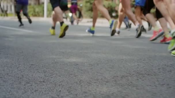 Marathon runners unrecognizable on city street — Stock Video