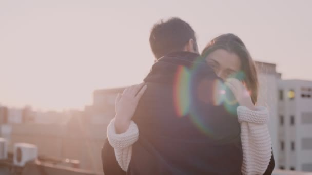 Bonito casal milenar ri e sorri ao pôr do sol — Vídeo de Stock