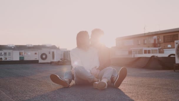 Hipster pareja al atardecer en la azotea — Vídeos de Stock