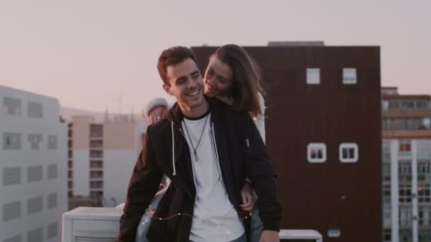 Мила пара тисячоліть сміється і посміхається під час заходу сонця — стокове відео