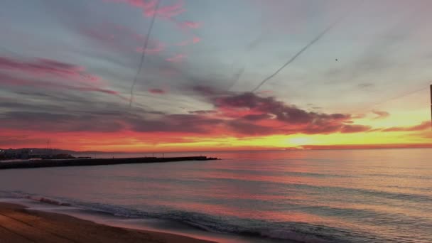 Amanecer tranquilo en la playa paradisíaca en el océano — Vídeo de stock