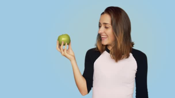 Mujer linda y bonita sostiene sabrosa manzana jugosa — Vídeos de Stock