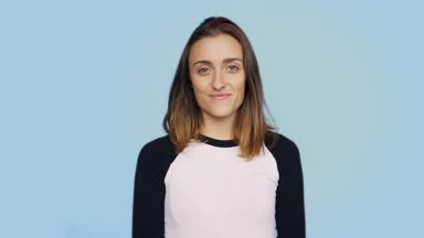 Mutlu gülümseyen kadın kamera ve gülümsüyor görünüyor