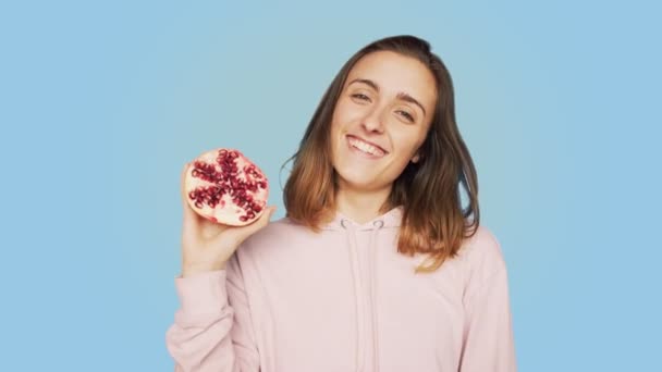 Bonito feliz sorrindo mulher detém romã fatiada — Vídeo de Stock