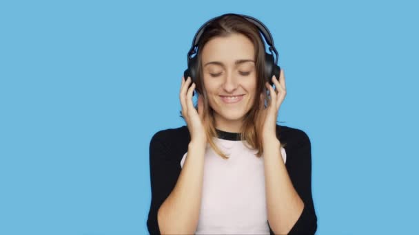 Hermosa mujer hipster escucha música — Vídeo de stock