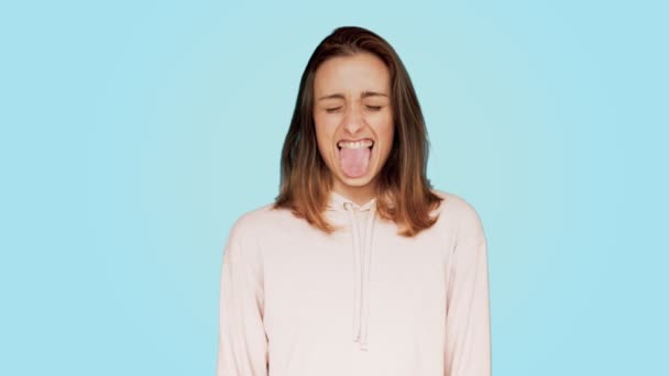 Komik ve güzel genç kadın yüz buruşturma yapar — Stok video