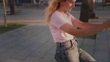 Onun kentsel vintage Bisiklet gün batımında güzel kız