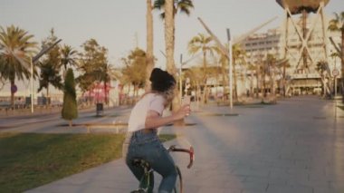 Onun kentsel vintage Bisiklet gün batımında güzel kız