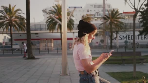 Giovane Bella Donna Hipster Adolescente Millenario Abito Casual Alla Moda — Video Stock