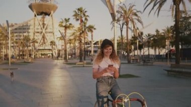Onun kentsel vintage Bisiklet gün batımında güzel kız