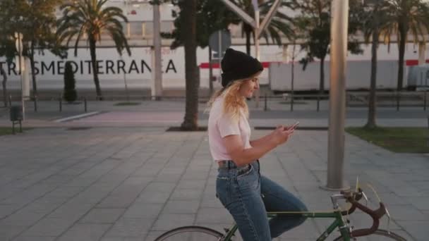 Rallentatore Flusso Morbido Romantico Giovane Bella Donna Jeans Tshirt Bicicletta — Video Stock