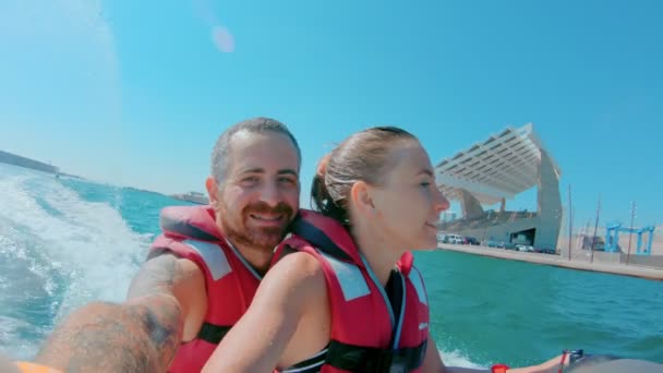Pasangan naik jet ski pada hari yang cerah, musim panas bahagia — Stok Video