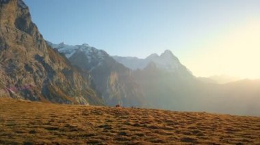 İnanılmaz destansı gün batımı bisikleti dağlarda