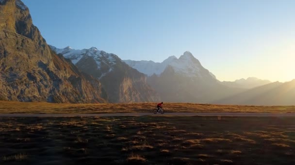 Невероятная эпическая поездка на велосипеде на закате в горах — стоковое видео