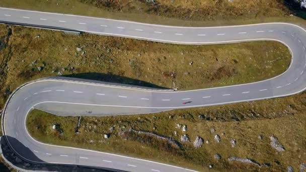 Ciclista su strada si arrampica sul tramonto switch di montagna — Video Stock