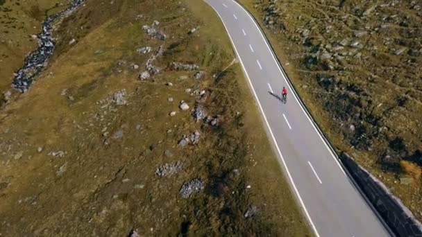 Велосипедист карабкается по склонам горы на закате — стоковое видео