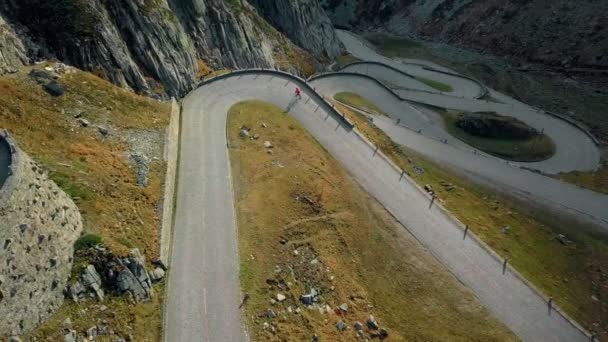 Ciclista su strada si arrampica sul tramonto switch di montagna — Video Stock