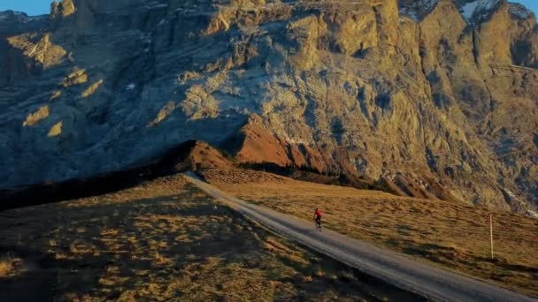 Неймовірна епічна їзда на велосипеді захід сонця в горах — стокове відео